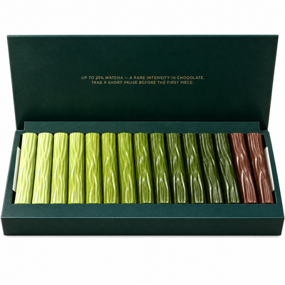 Open doos 7 Shades of Matcha Chocolate met matcha chocolade sticks van licht- tot donkergroen en twee hojicha sticks